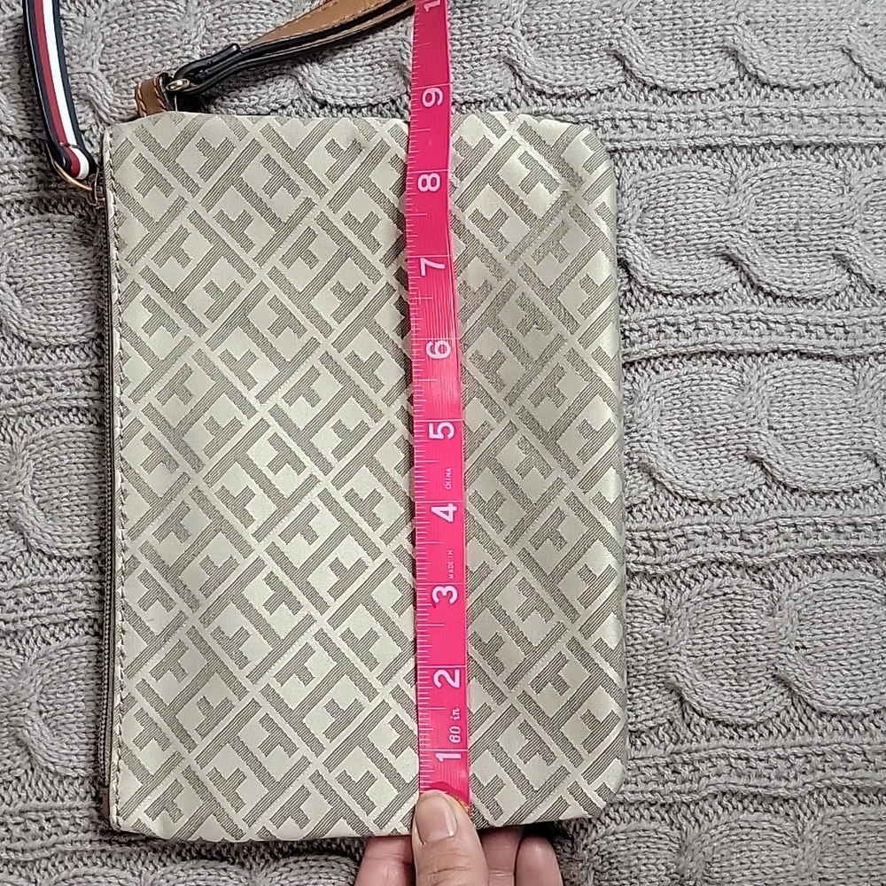Tommy Hilfiger Wristlet & Card Holder - Picture 12 of 15